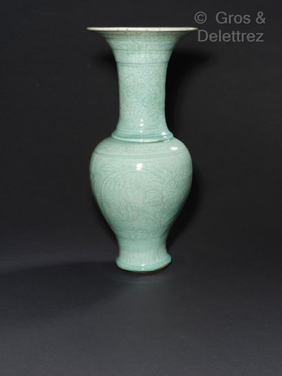 Vase balustre en porcelaine, à décor incisé...