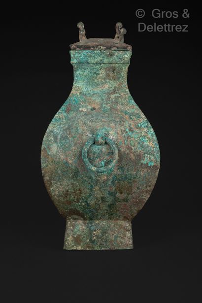 null Vase Fanghu en bronze à patine verte, orné de deux anses retenant un anneau...