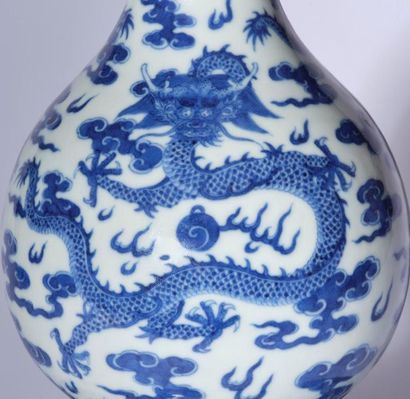 CHINE, MARQUE ET EPOQUE JIAQING, VASE IMPÉRIAL 
CE LOT NE SERA PAS VENDU EN LIVE...