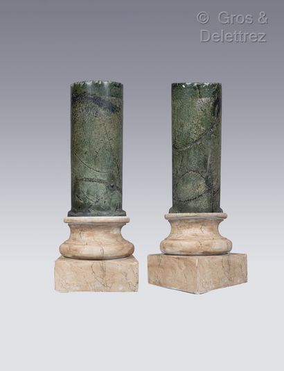 null Paire de colonnes cylindriques en marbre vert veiné terminés par une doucine....