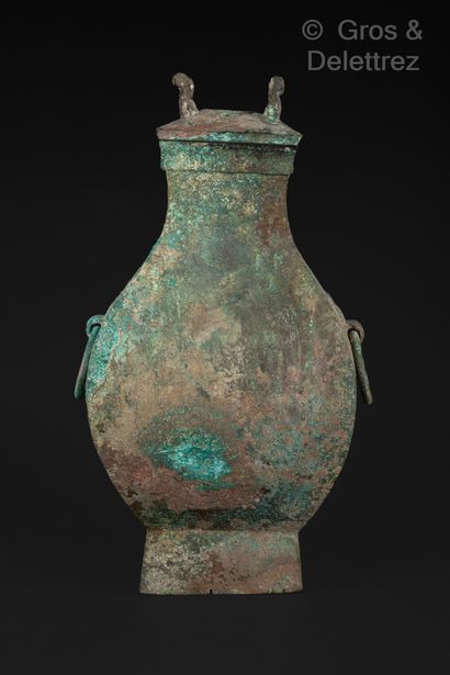 null Vase Fanghu en bronze à patine verte, orné de deux anses retenant un anneau...