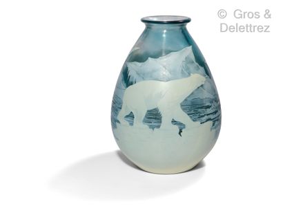 Émile GALLÉ (1846-1904) Ours blancs sur la Banquise

Rare vase ovoïde en verre multicouche...