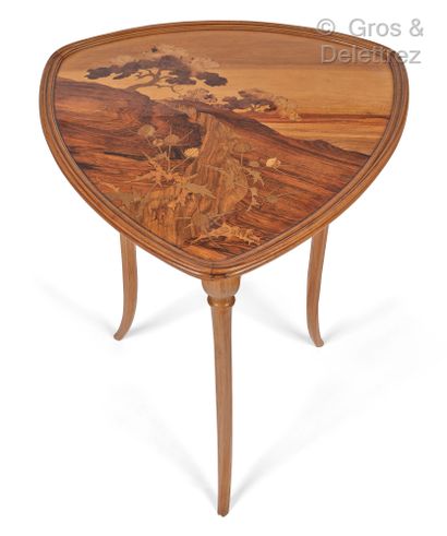 Émile GALLÉ (1846-1904) Table-guéridon tripode en bois mouluré, sculpté, présentant...