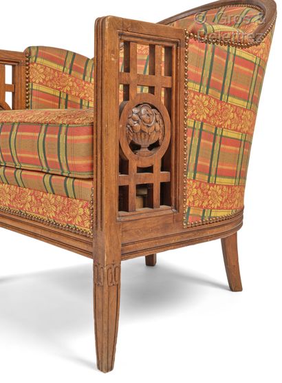 Paul Follot (1877-1941) Paire de fauteuils en hêtre teinté à dossier gondole et accotoirs...