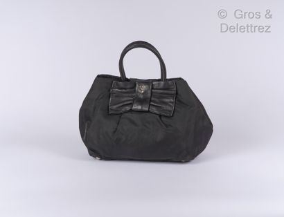 PRADA Sac 27cm en nylon et cuir agneau noir, fermeture pression aimantée, double...