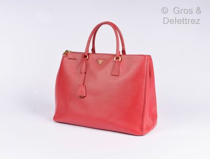 PRADA Grand sac cabas 39 cm en cuir Saffiano rouge, deux compartiments à fermeture...