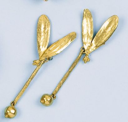 null Claude LALANNE - Paire de pendants d'oreilles "Libellule" en or jaune. Signés...