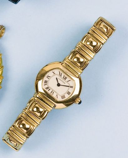 null CARTIER - Bracelet montre de dame en or jaune. Cadran champagne à chiffres romains....
