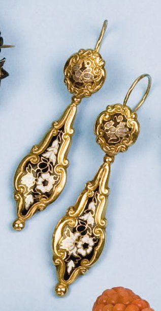 null Paire de pendants d'oreilles en or jaune et émail noir et blanc. Milieu XIX°...