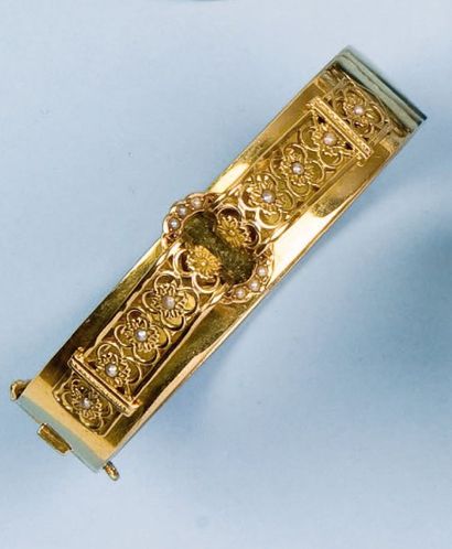 null Bracelet jonc en or jaune orné de demi-perles fines. Epoque Napoléon III. P....