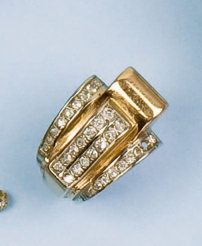 null Bague "Boucle" en or jaune et or gris ornée de 4 lignes de diamants. Vers1940....