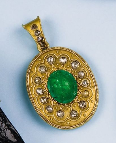 null Pendentif porte-photo ouvrant en or jaune orné d'une émeraude ovale dans un...