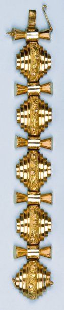 null Bracelet articulé en or de deux couleurs. Vers 1940. P. 57g.