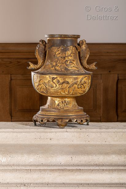 JAPON Vase en bronze patiné or décoré en léger relief de tortues, dragons sur fond...