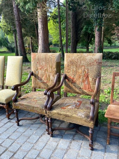 Paire de fauteuils en bois naturel mouluré...