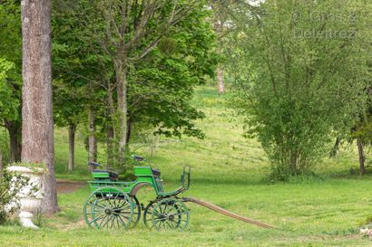 null Cariole en bois laqué dans deux tons de vert et blanc à deux assises. Marque...