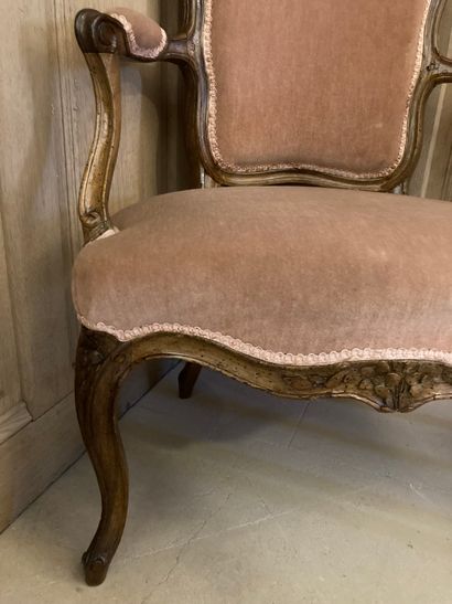 null 
Paire de fauteuils cabriolet en bois mouluré et sculpté, la ceinture et le...