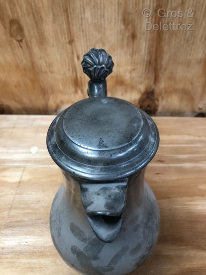 null BELGIUM - Pewter baluster beaker with flat top lid, molded spout and shell poucier....