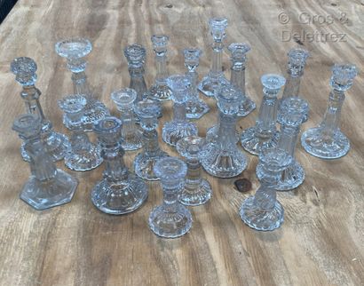 null Lot of miniature candlesticks in molded glass.



small accidents