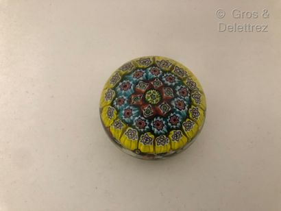 null Round paperweight in crystal



millefiori sulfide in yellow, blue, red and...