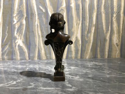 null Important cachet sceau vierge en bronze patiné brun figurant une buste de femme...
