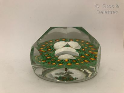 null Round faceted crystal paperweight



millefiori sulfide in green, red and yellow...