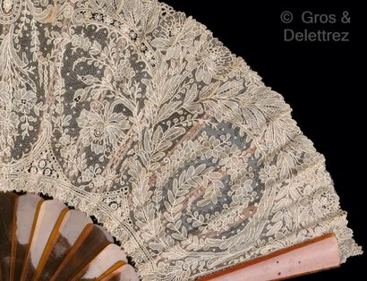 null Scrolls of flowers, Europe, circa 1890

Folded fan, the leaf in fine needle...