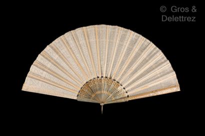 null Thousand sequins, Europe, circa 1920

Folded fan, the leaf in cream silk embroidered...