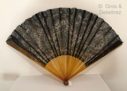 null Flowery scrolls, circa 1890



Large fan, the leaf in black lace with spindles...