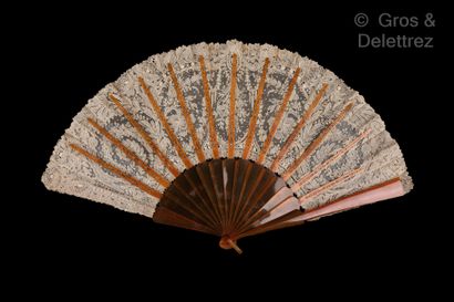 null Scrolls of flowers, Europe, circa 1890

Folded fan, the leaf in fine needle...