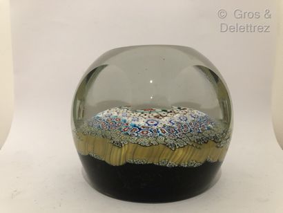 null Important paperweight in round faceted crystal



Sulfide decorated with a central...