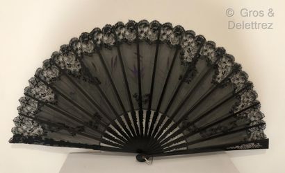 null Two fans, late 19th century



*One, the leaf painted on black gauze of dragonflies...