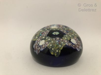 null Round paperweight in crystal



millefiori sulfide in green, mauve, yellow and...