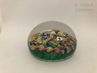 null Round paperweight in crystal



Sulfide millefiori with pink and gold ribbons...