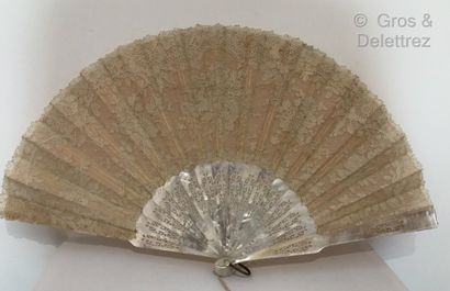 null Bouquets of roses, circa 1890



Folded fan, the needle lace leaf decorated...