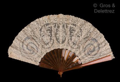 null Scrolls of flowers, Europe, circa 1890

Folded fan, the leaf in fine needle...