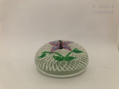 null Paperweight in round crystal 



Sulfide featuring a butterfly on a white filigree...