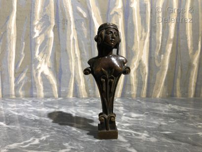 null Important cachet sceau vierge en bronze patiné brun figurant une buste de femme...
