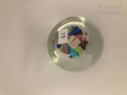 null Presse-papier rond en cristal



Sulfure millefiori dans les tons rose, bleu,...