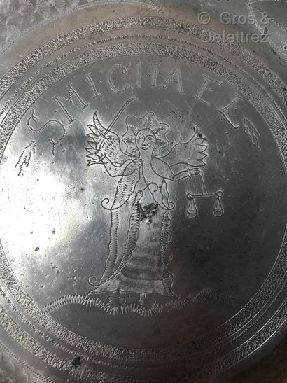 null SOUTH GERMANY - Round dish with molded rim engraved with an angel-justicier...