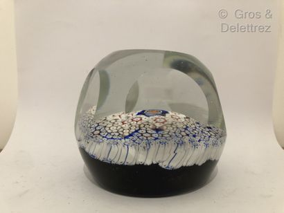 null Important paperweight in round faceted crystal



Sulfide decorated with a central...
