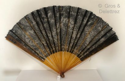 null Flowery scrolls, circa 1890



Large fan, the leaf in black lace with spindles...