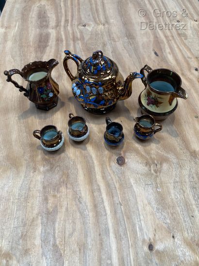 null Jersey. Lot in lustrous earthenware composed of a teapot, two large pitchers...