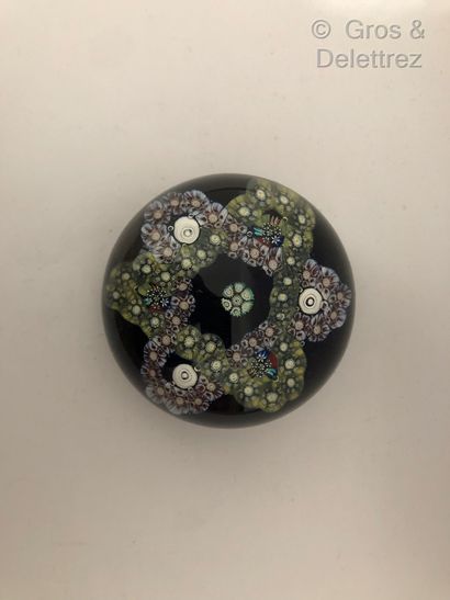 null Round paperweight in crystal



millefiori sulfide in green, mauve, yellow and...