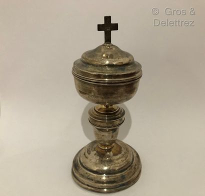null Large pixyde or covered chalice in plain silver resting on a large footouche....
