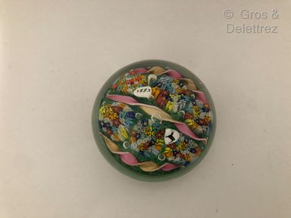 null Round paperweight in crystal



Sulfide millefiori with pink and gold ribbons...