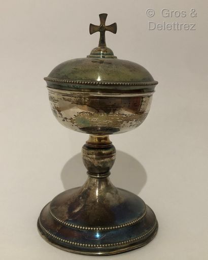 null Large plain silver pixyde with pearl nets resting on a footouche and the lid...