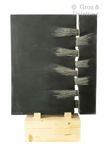 Pierre PARDON (né en 1941) Link n°3

Slate sculpture

Wooden base

60 x 52 x 3 c...