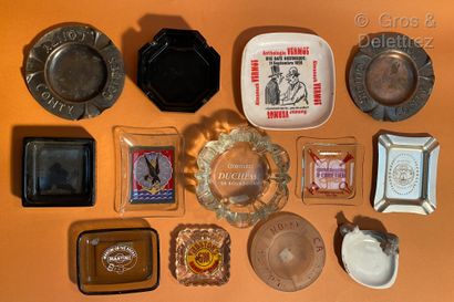 null Lot of twenty-five advertising ashtrays in glass, opaline glass, plastic and...