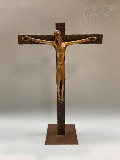 null Modern crucifix in gilded and patinated bronze.



Height : 42 cm